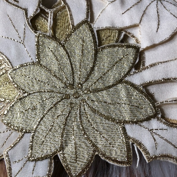 Homewear  ivory Shimmering Poinsettia set of 4 table linens - Picture 4 of 6